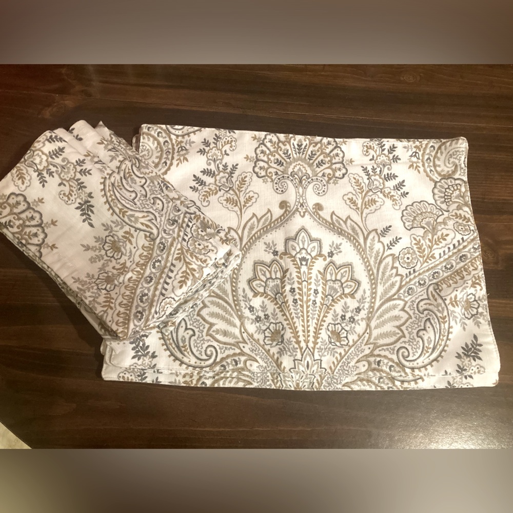 Tahari 4 paisley placemats + 5 napkins